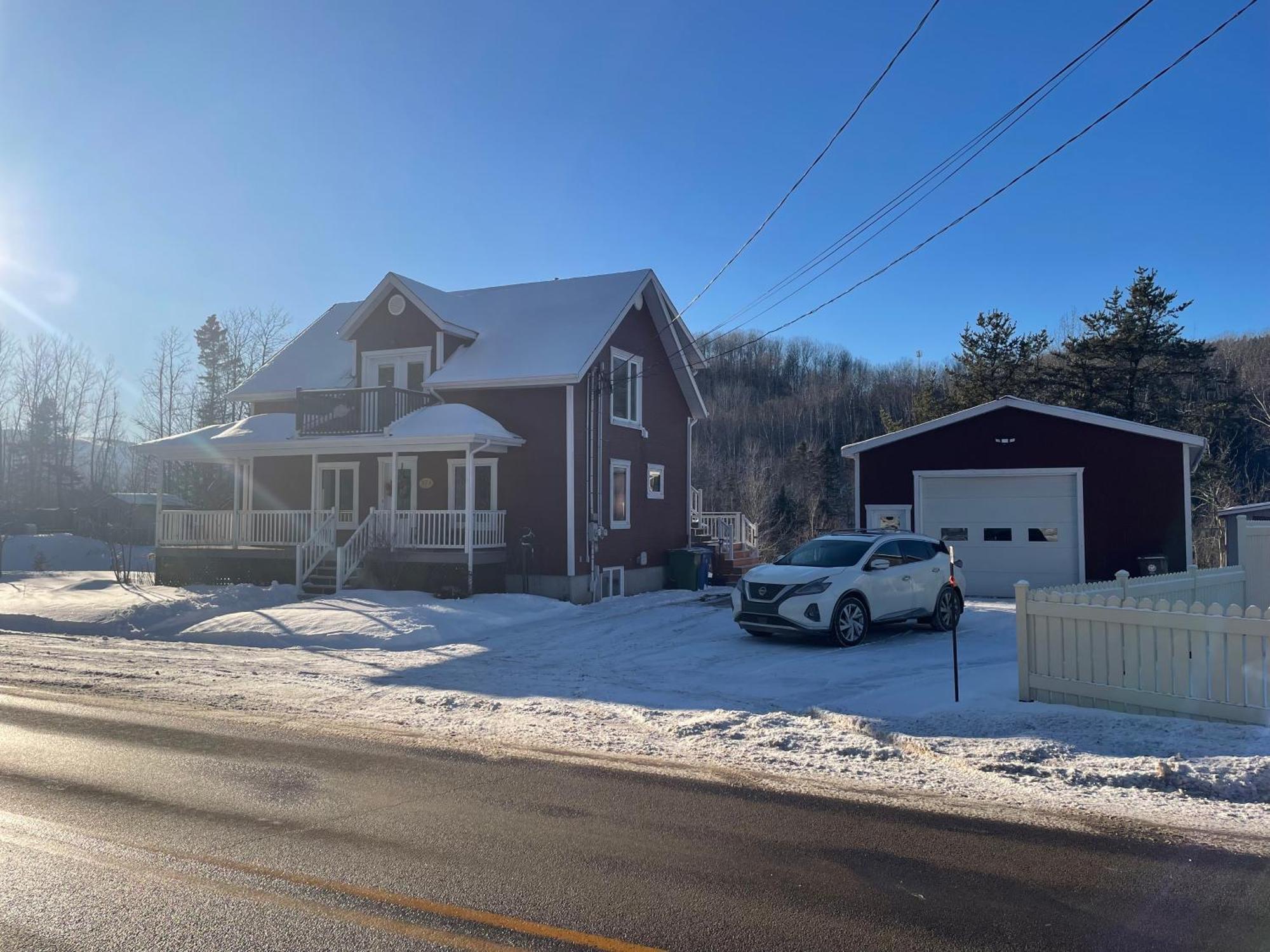Belle Maison Avec Vue Sur La Riviere LʼAnse-Saint-Jean Exterior foto